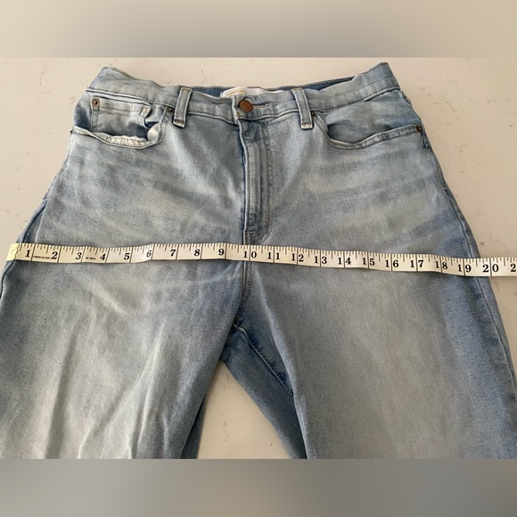 Levis signature Strauss Mom Jeans, Size 30 - Picture 7 of 13